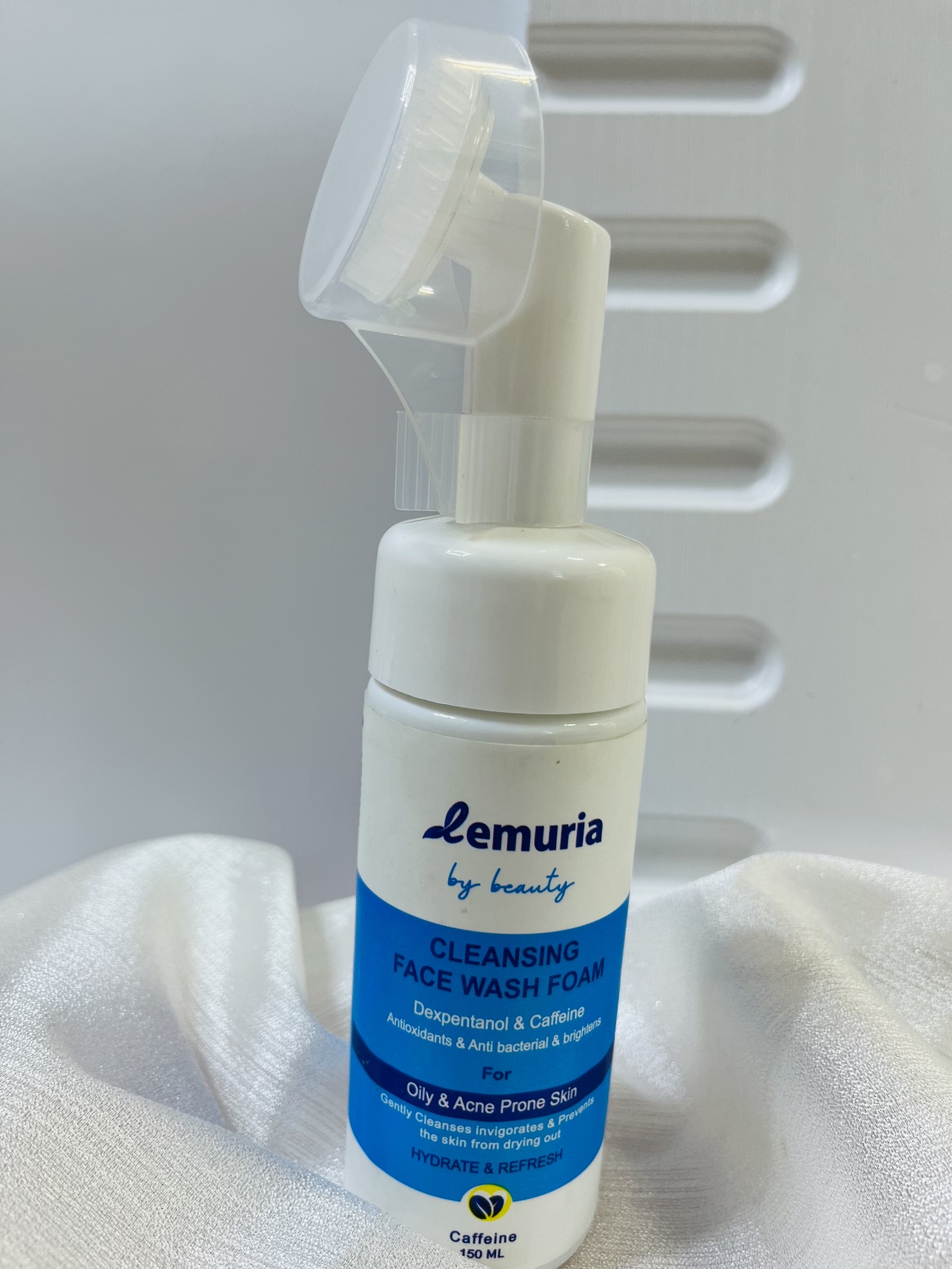 فوم شست و شو پوست چرب و جوش دار لموریا