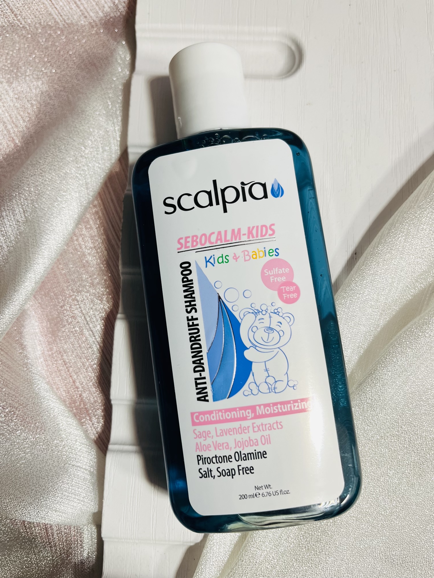 شامپو ضد شوره حاوی مواد نرم کننده مناسب کودکان