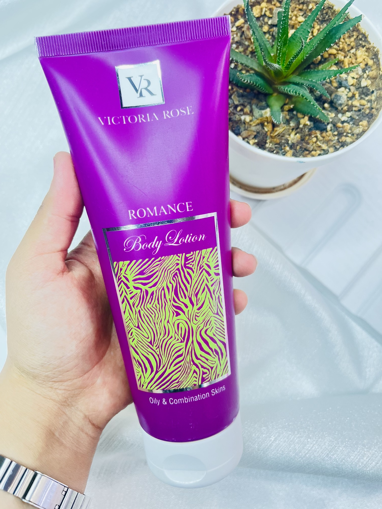 لوسیون بدن رایحه رومنس برند ویکتوریا رز