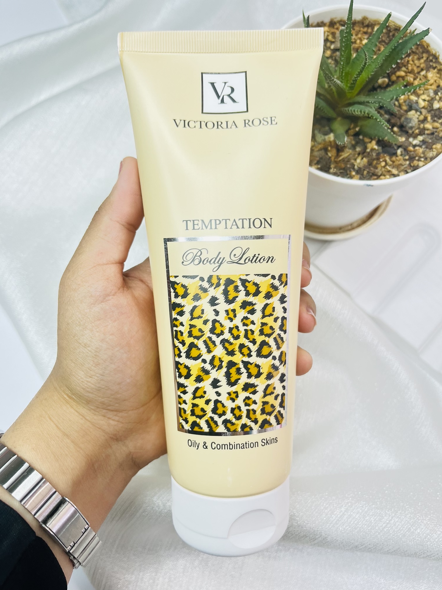 لوسیون بدن رایحه تمپتیشن برند ویکتوریا رز